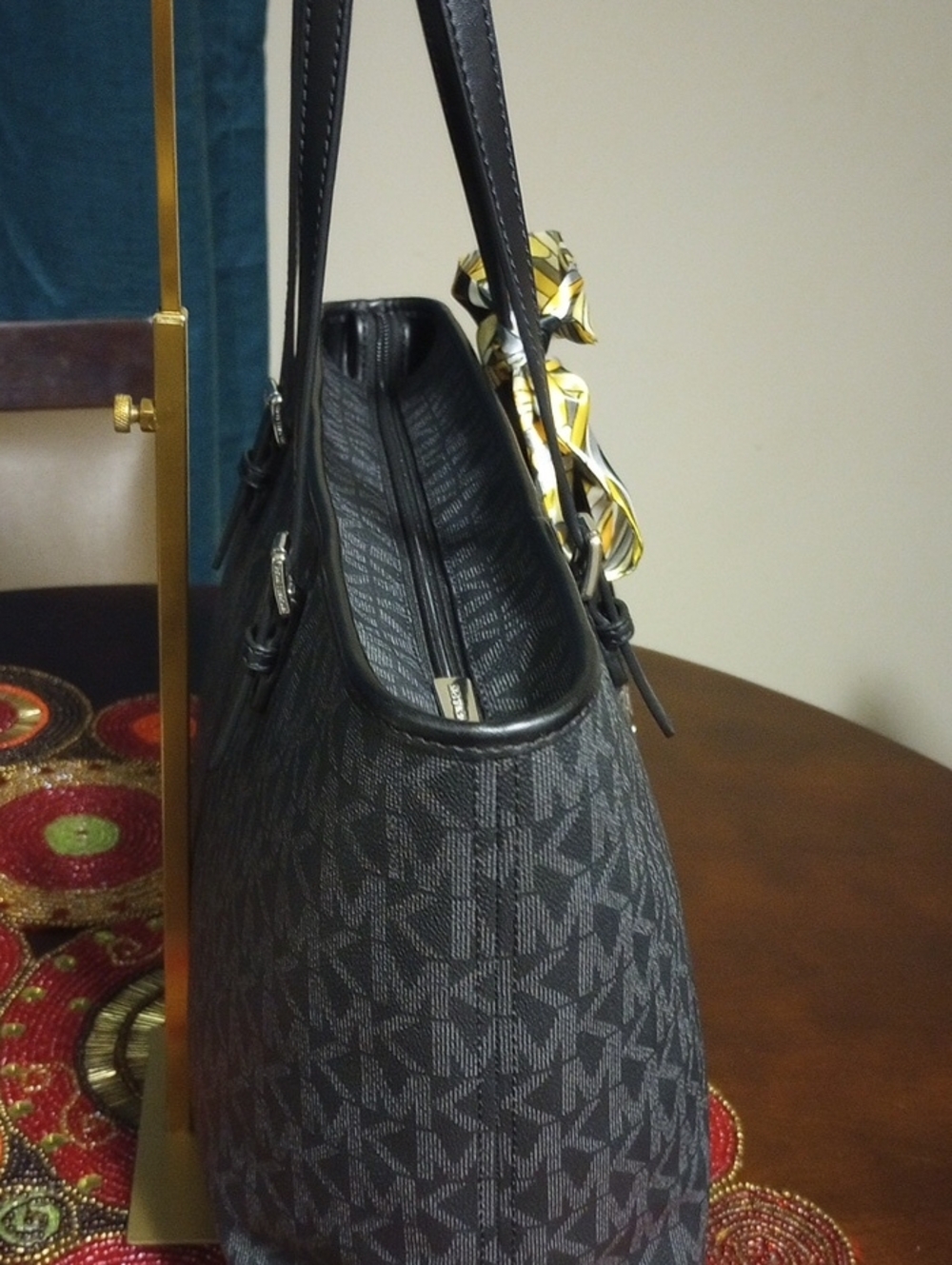 New Michael Kors Signature Tote - Picture 6 of 16